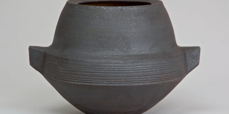 Wayne Ngan, Sculptural Vase with Lugs, 2007, Stoneware, cast iron slip, 8.3 x 7 x 6.3 inches / 21 x 18 x 16 cm. Photo by Goya Ngan.